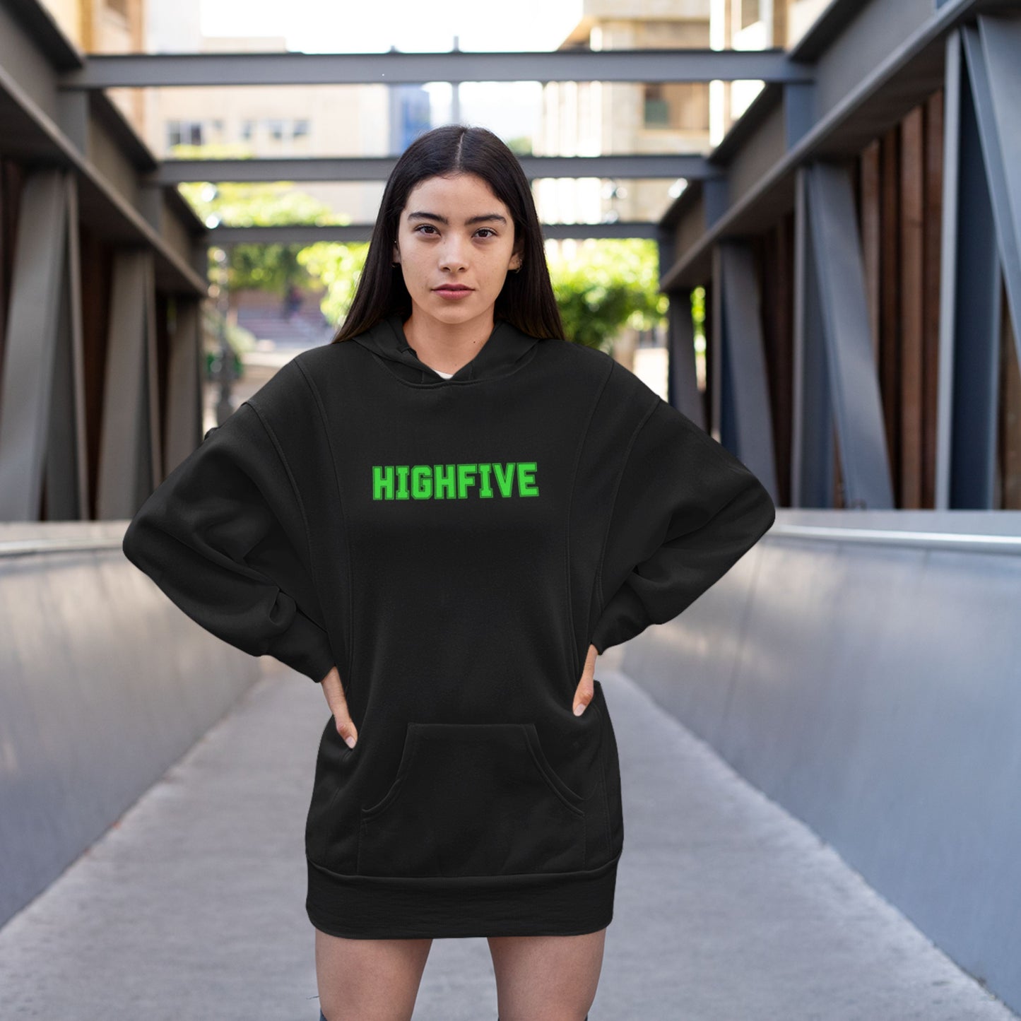 Schwarzes Sweatkleid mit Kapuze und Neon-Print – „Highfive“ Statement in Grün | Oversized Hoodie Kleid