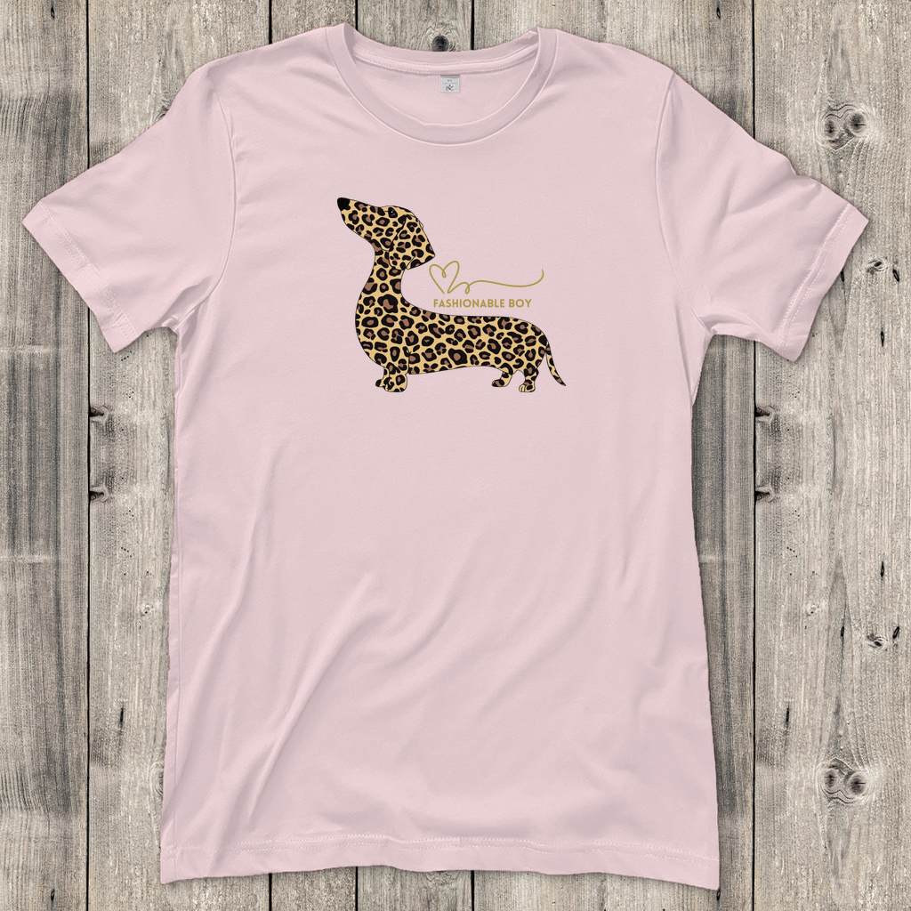 Rosa Damen T-Shirt mit Dackel allover Leo Print auf der Vorderseite