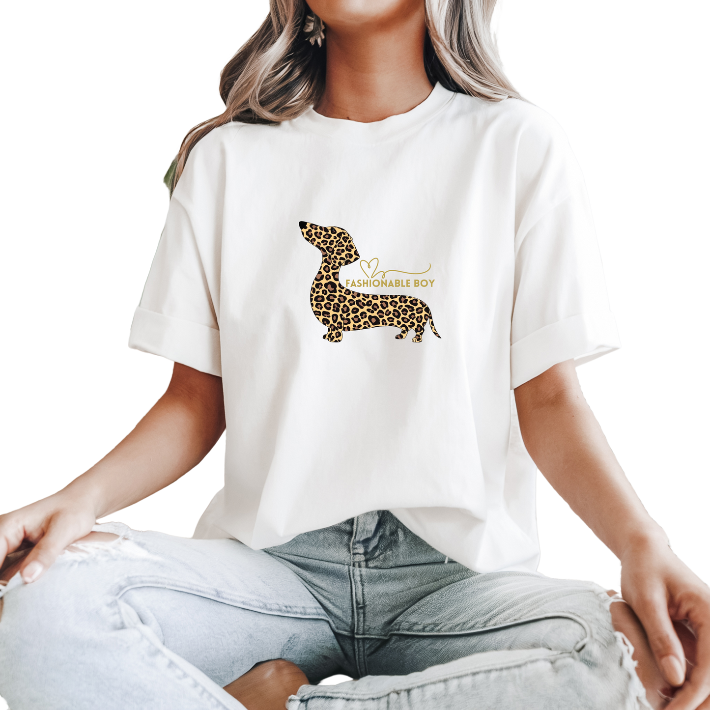 Weisses Damen T-Shirt mit Dackel allover Leo Print auf der Vorderseite