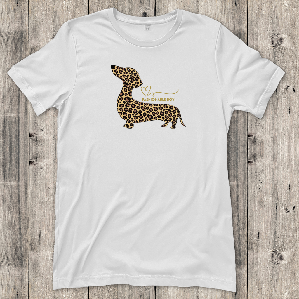 Weisses Damen T-Shirt mit Dackel allover Leo Print auf der Vorderseite