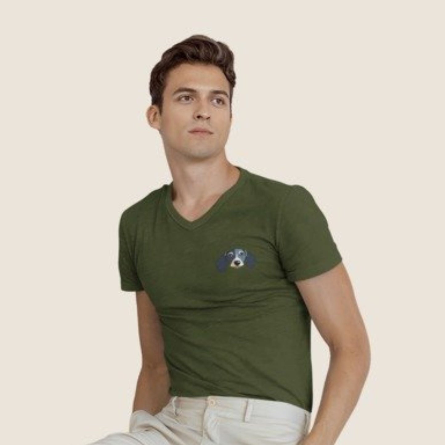 Männer Premium Bio V-Ausschnitt T-Shirt mit Denim Dackel Print