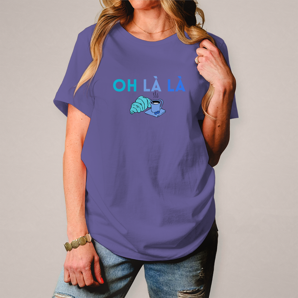 Damen T-Shirt in lila mit Rundhalsausschnitt und witzigem Zitat "Oh La La". Vorderansicht