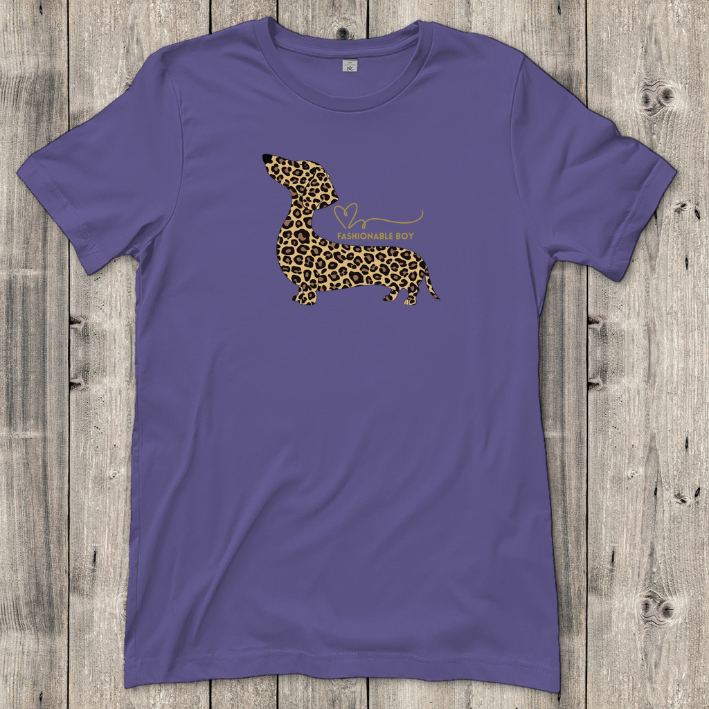 Lila Damen T-Shirt mit Dackel allover Leo Print auf der Vorderseite