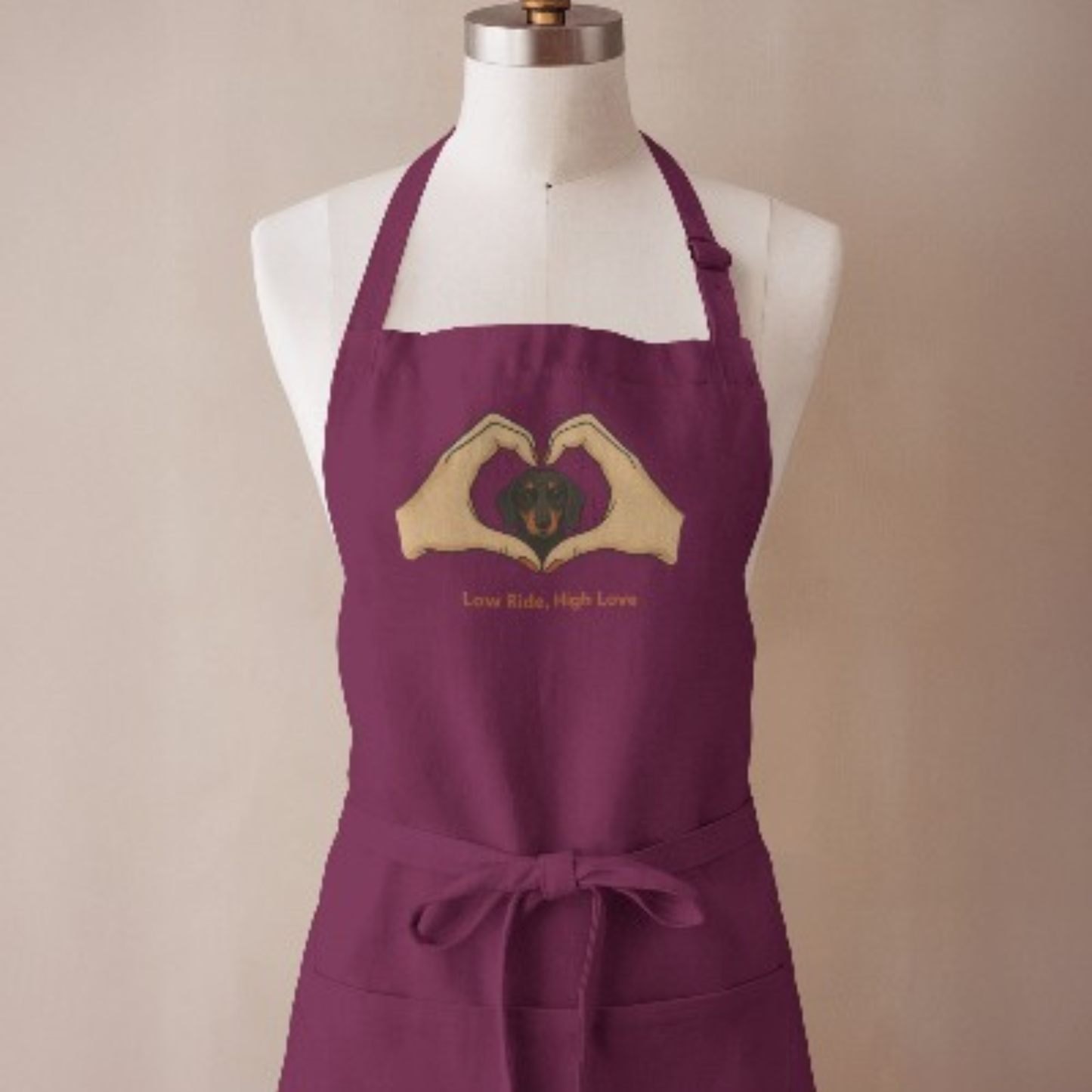 Kochschürze mit süßem Dackel Motiv und Zitat "Low Ride. High Love"