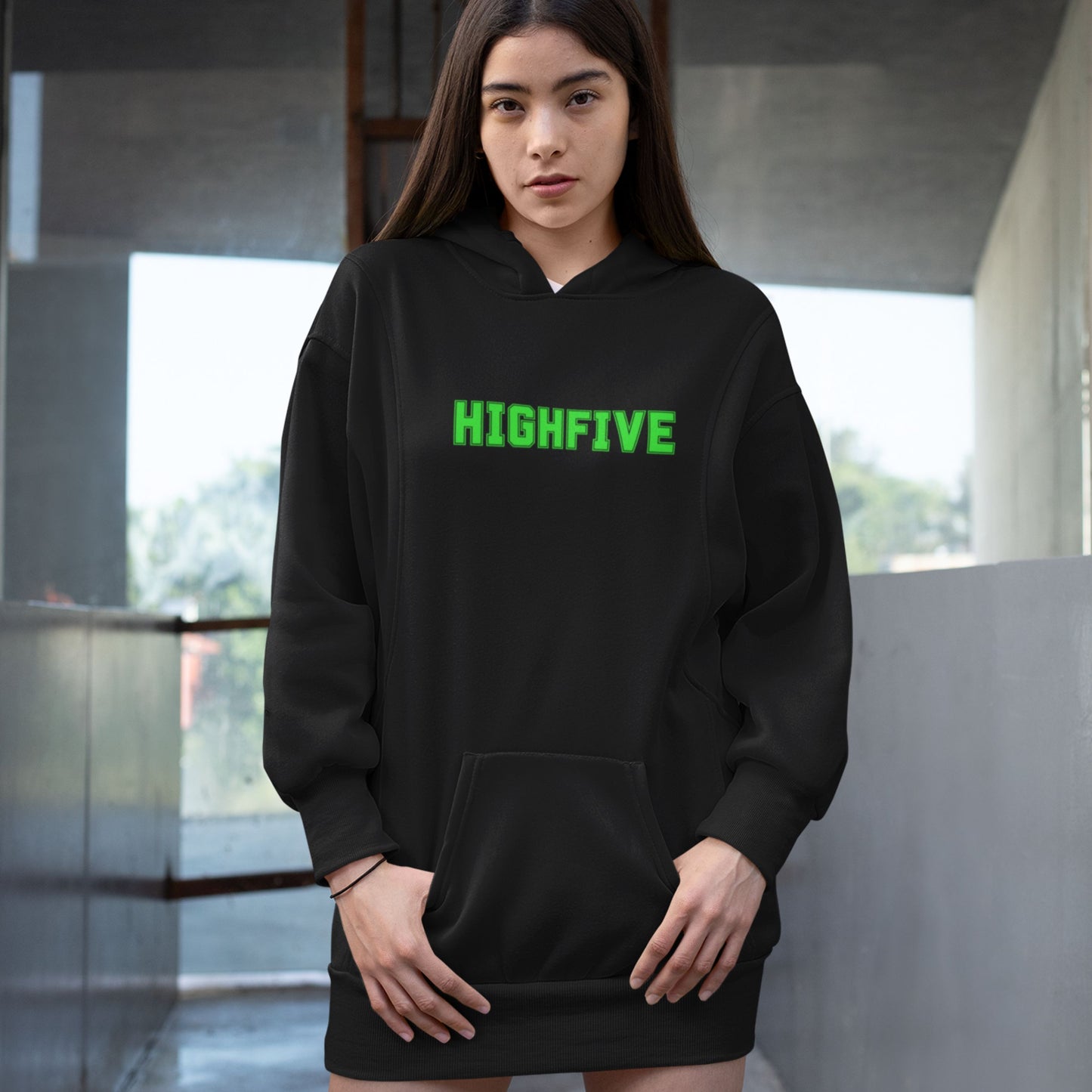 Schwarzes Sweatkleid mit Kapuze und Neon-Print – „Highfive“ Statement in Grün | Oversized Hoodie Kleid