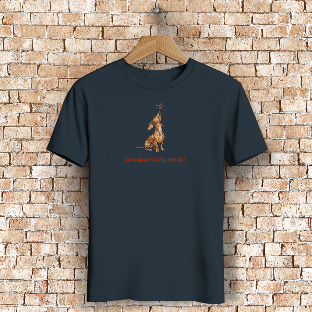 Damen Premium Bio T-Shirt mit Dackel Motiv und Slogan Klein drauf. Groß verliebt