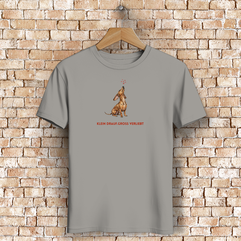Damen Premium Bio T-Shirt mit Dackel Motiv und Slogan Klein drauf. Groß verliebt