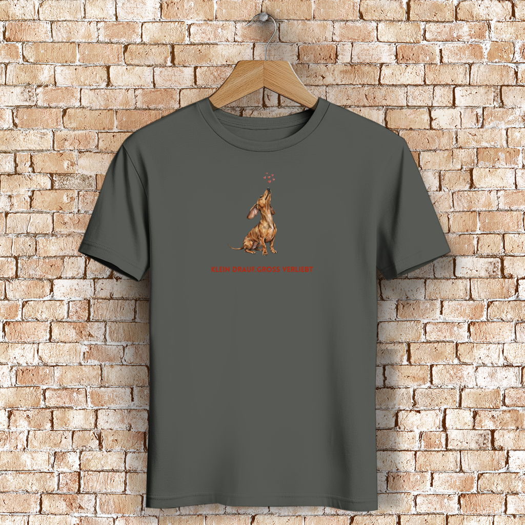 Damen Premium Bio T-Shirt mit Dackel Motiv und Slogan Klein drauf. Groß verliebt