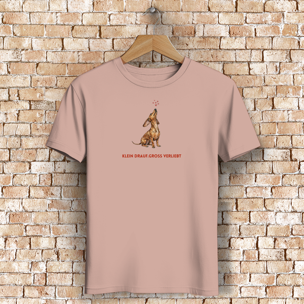 Damen Premium Bio T-Shirt mit Dackel Motiv und Slogan Klein drauf. Groß verliebt