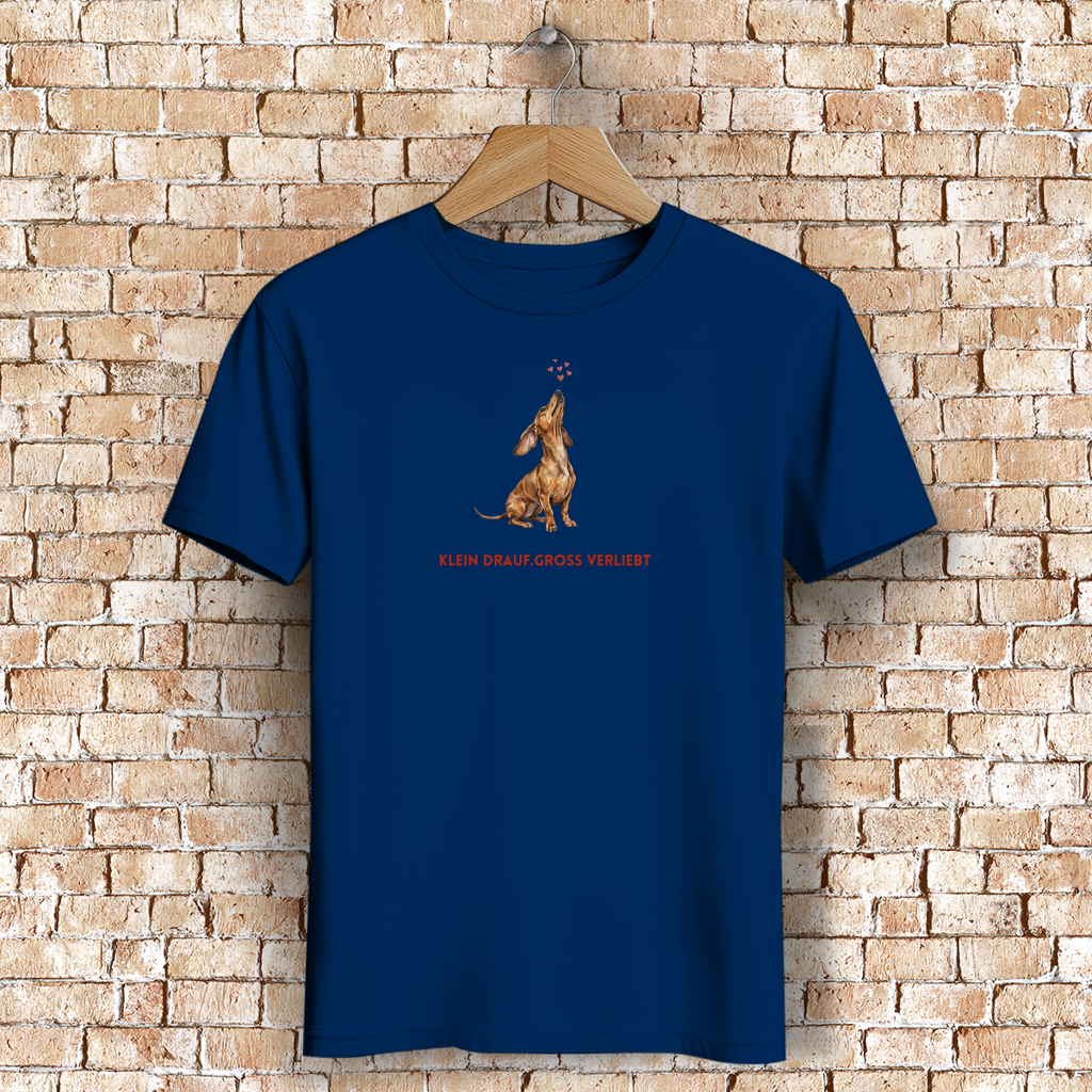 Damen Premium Bio T-Shirt mit Dackel Motiv und Slogan Klein drauf. Groß verliebt