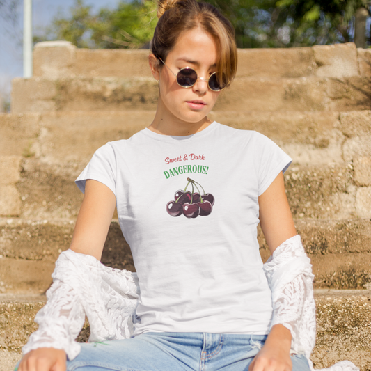 Damen T-Shirt mit Cherry Sweet&Dark Motiv in Bio Qualität