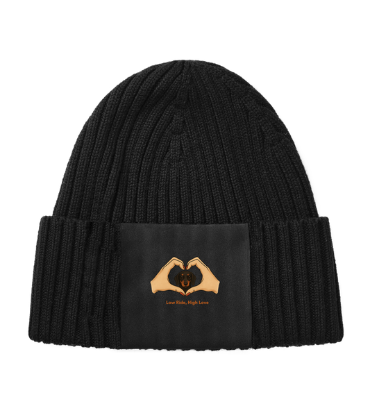 Beanie mit kunstvollem Dackel Print und Zitat "Low ride high love"