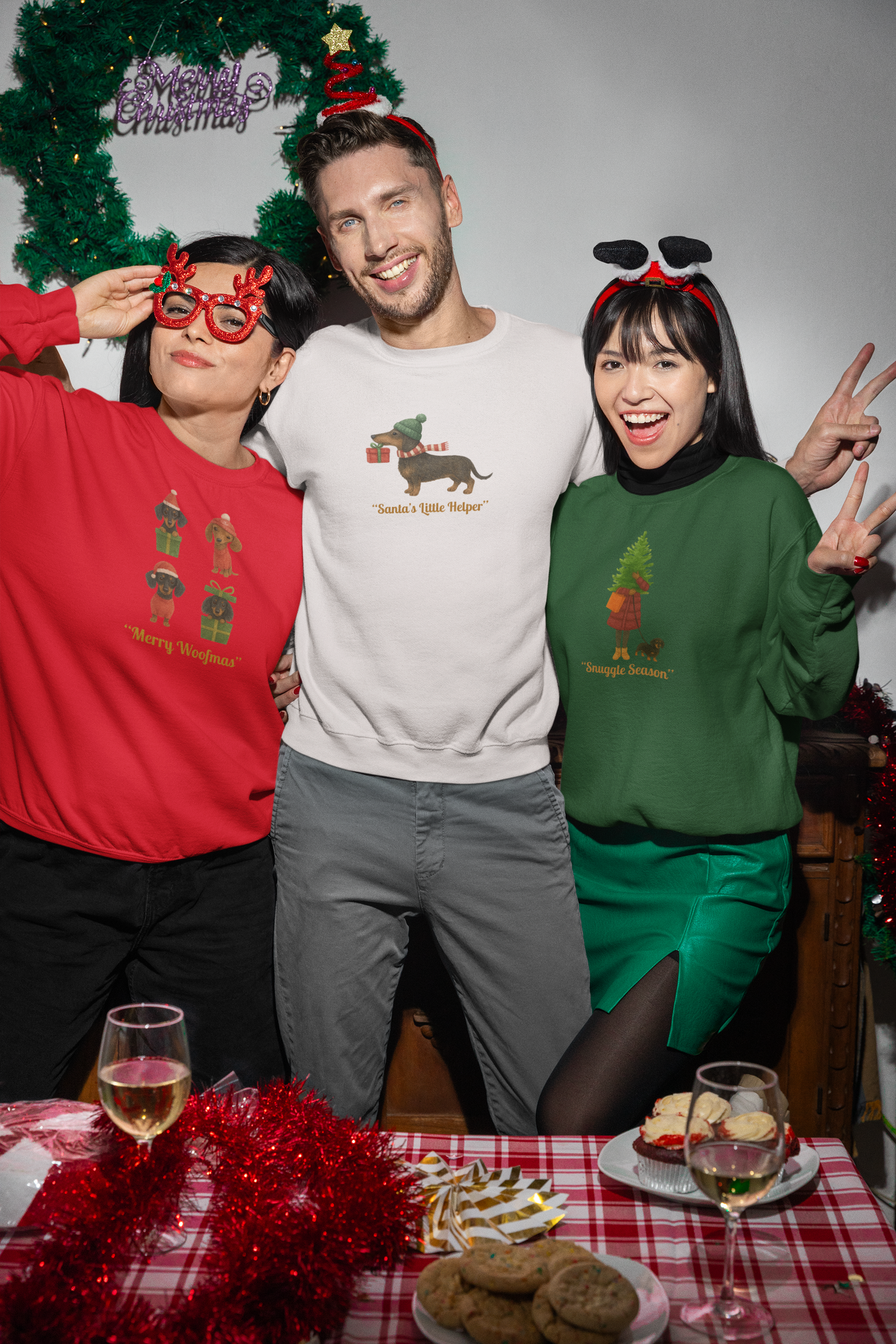 Unisex Premium Bio Sweatshirt mit Dackel Motiv "Merry Woofmas"